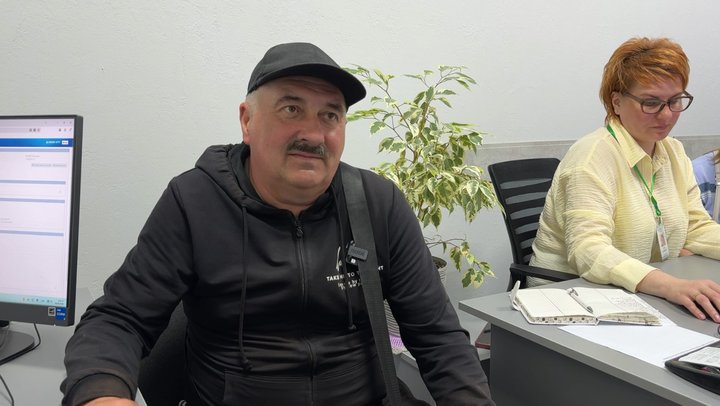 На Волині - черги до сервісних центрів Пенсійного фонду: люди масово оцифровують трудові книжки