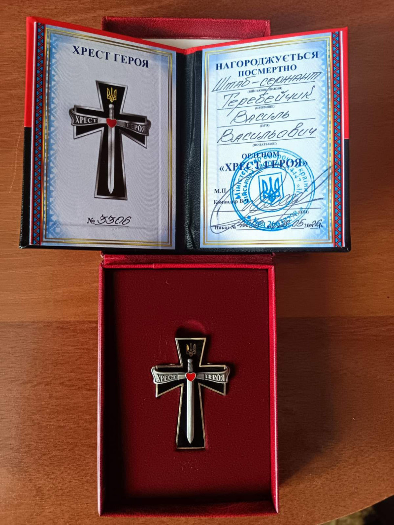 2 роки вважався зниклим безвісти: рідним полеглого захисника з Волині вручили орден «Хрест Героя»