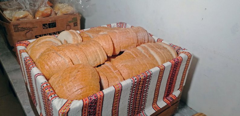 Готують щодня: як працює благодійна їдальня у підземеллі в центрі Луцька