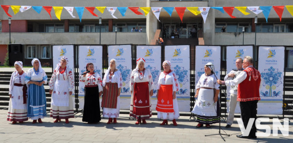 У Луцьку піснями, танцями та квітами збирали гроші для армії