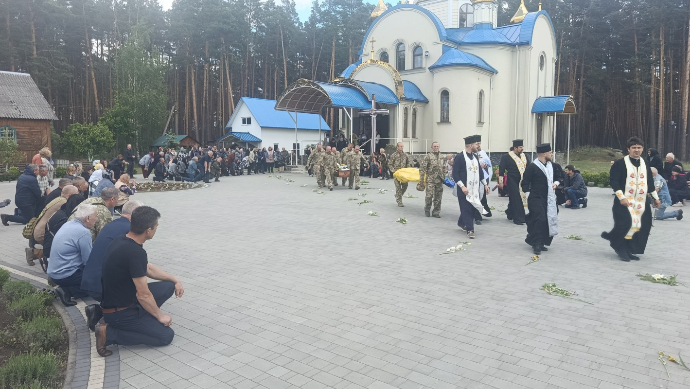 Біль втрати, що не стихає: у громаді на Волині провели в останню дорогу підполковника Повітряних сил України Юрія Халика