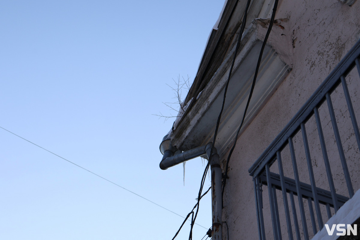 «Коли буде іскрити — тоді й наберете»: у Луцьку мешканці будинку чекають на ремонт оголених мереж, що обросли бурульками