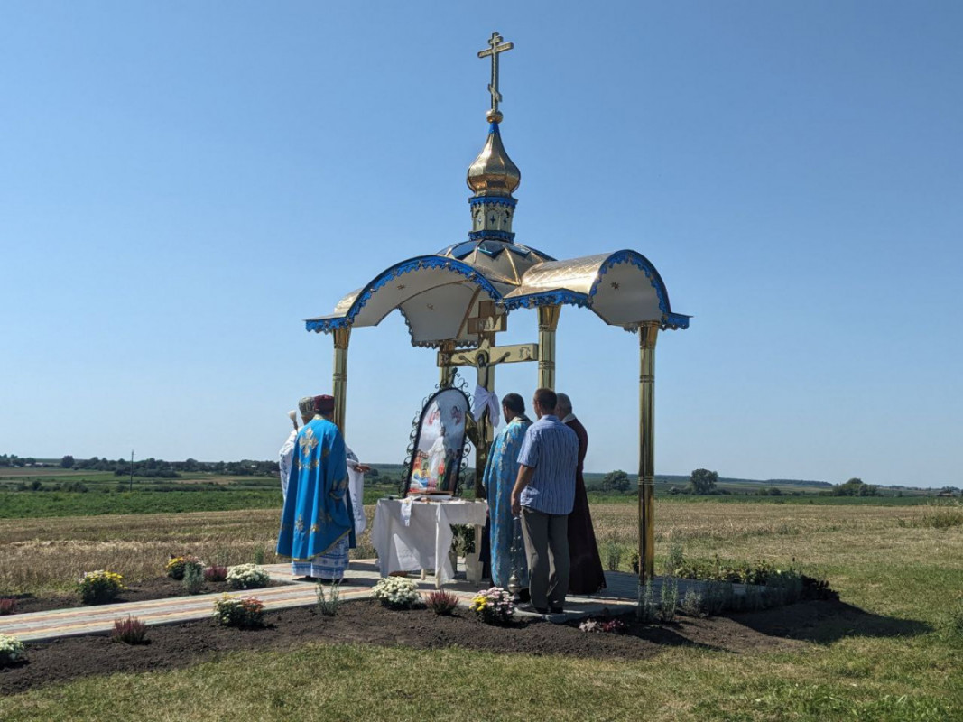 Біля хреста молилися молоді пари, які не могли мати дітей: у селі на Волині освятили каплицю