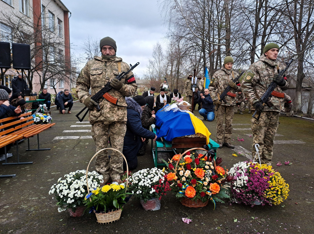 Влітку отримав повістку, а в листопаді загинув: на Волині усе село прийшло на похорон Героя Сергія Клекоцюка. Фото