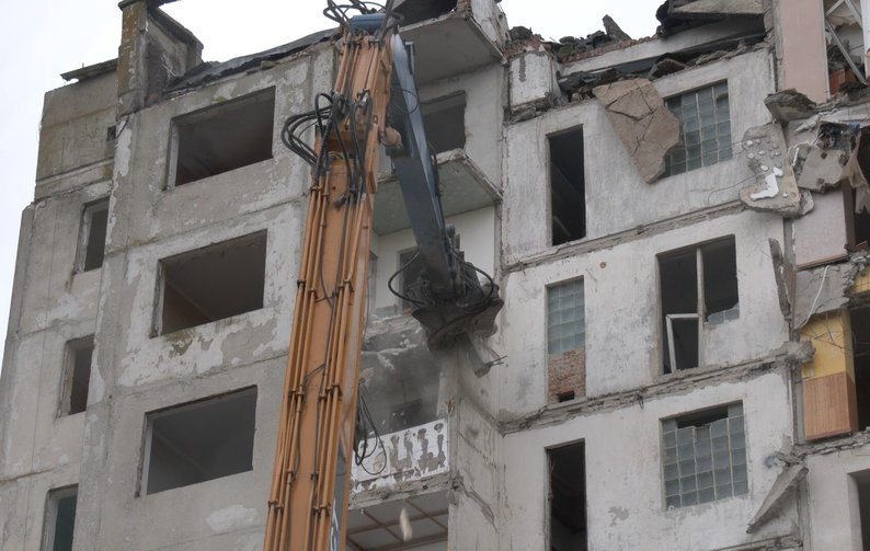 «Вірю, що його відбудують»: спецтехніка розбирає пошкоджений російською ракетою будинок у Луцьку