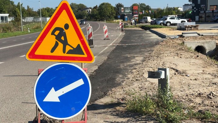 Жителі чекали роками: у селі під Луцьком облаштовують зупинки та «зебру»