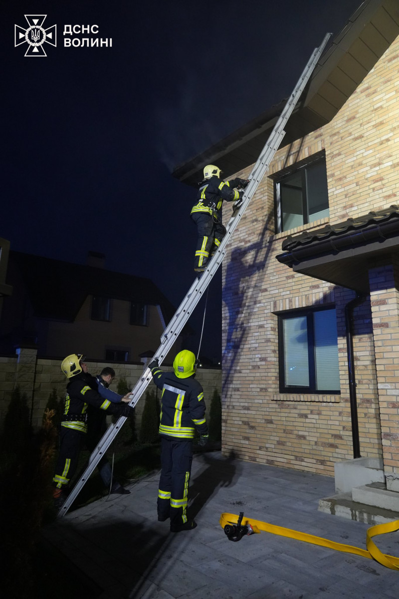 Пожежа в будинку під Луцьком: вогнеборці ліквідували займання за годину