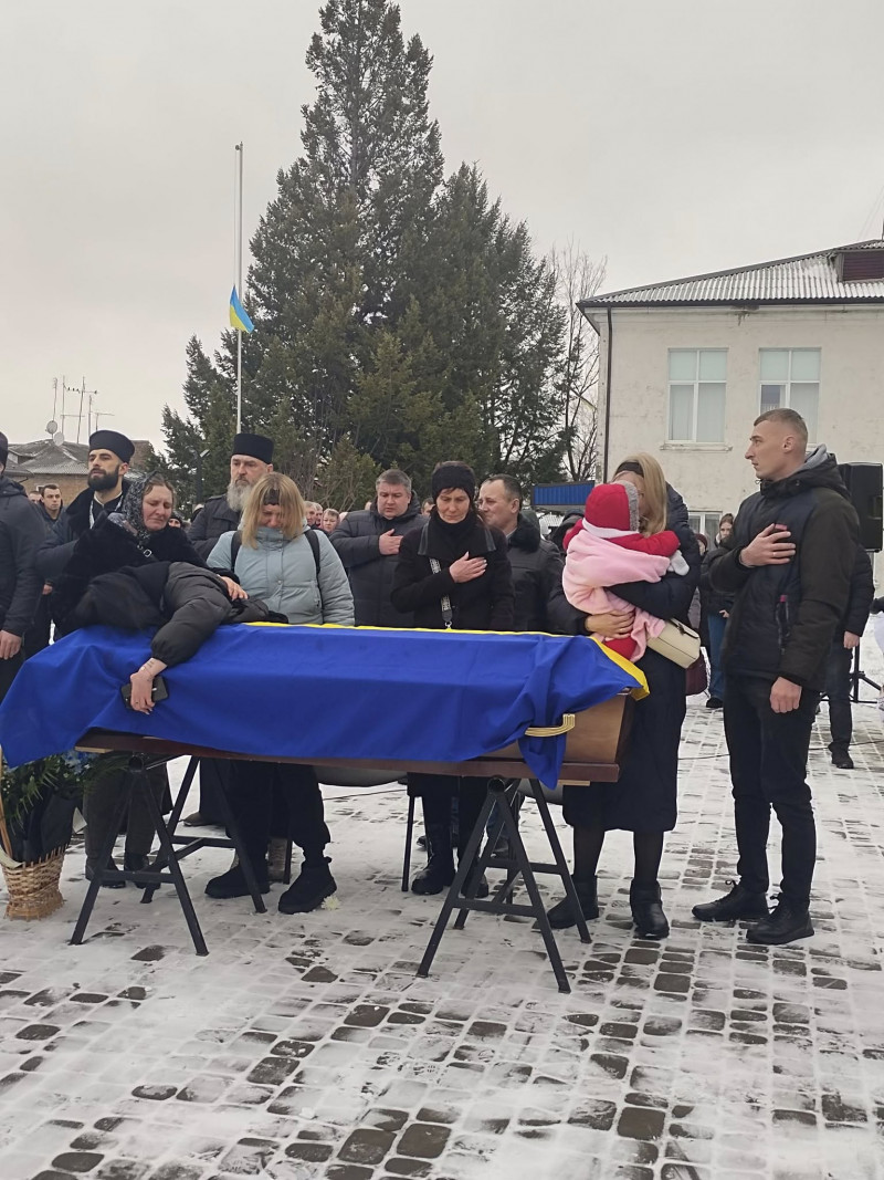 Зі сльозами  ділили його весільний коровай на кладовищі: на Волині попрощалися молодим Героєм