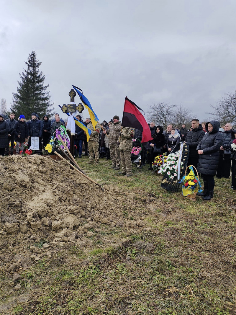 Без батька залишилось двоє синів: на Волині попрощалися  із Героєм Василем Бекеруком