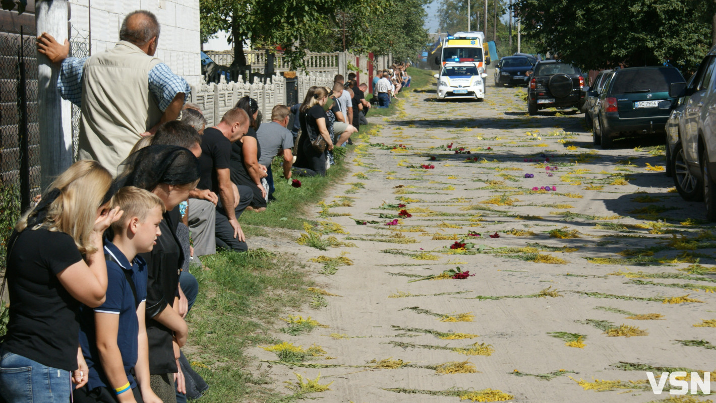 Мав незабаром одружитися: у Рожищі попрощалися із загиблим захисником Юрієм Франком