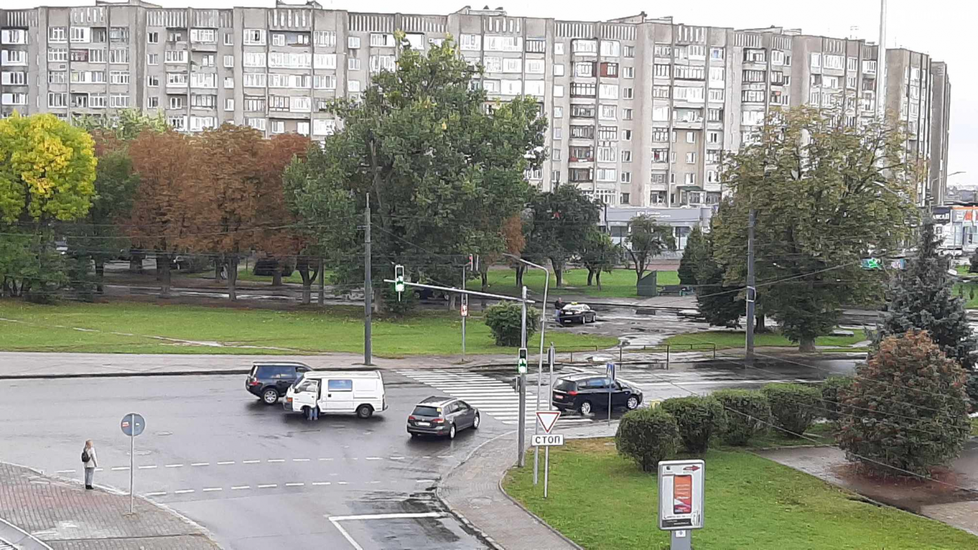 У Луцьку зіткнулися позашляховик і бус. Фото