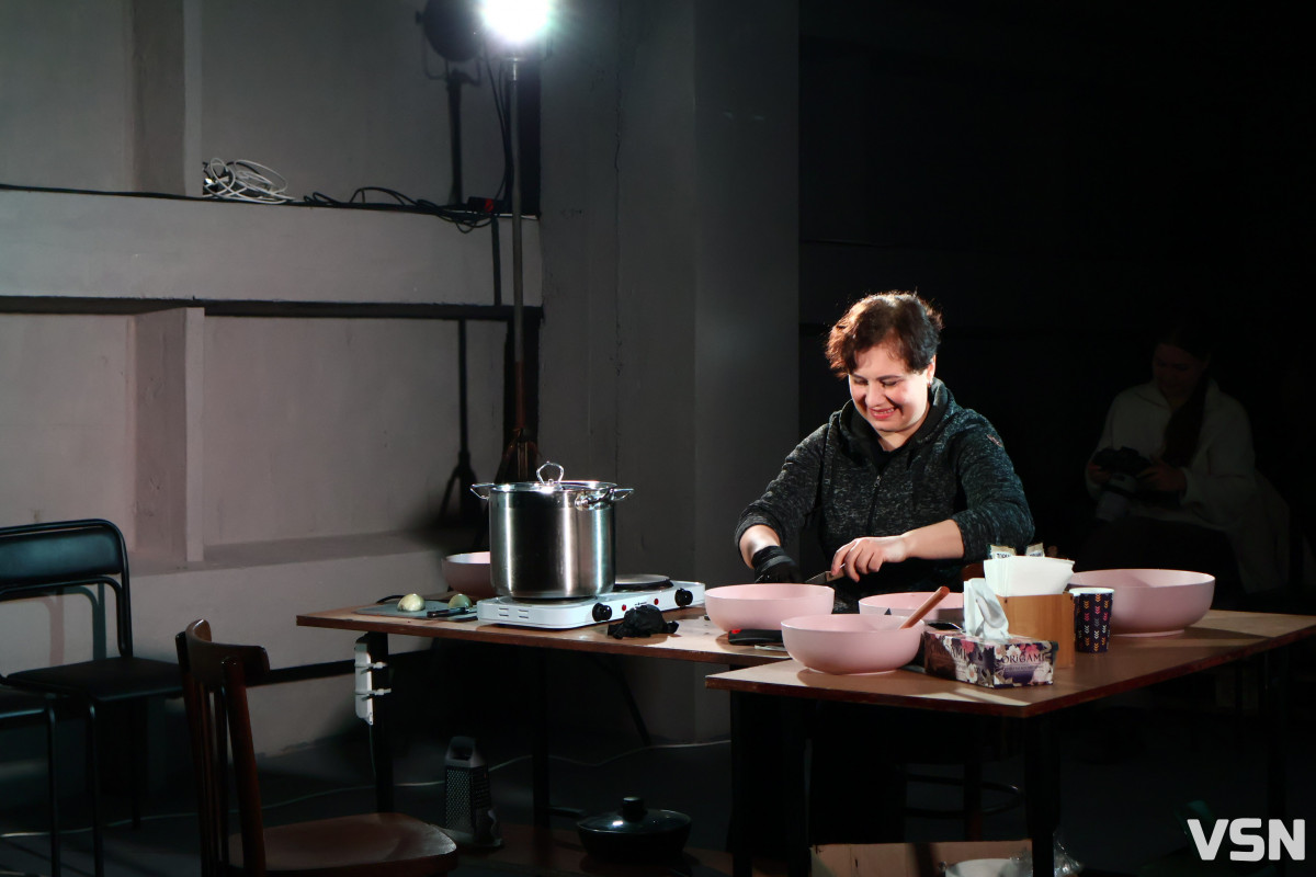 Говорити про війну під час війни — це сповідь: у Луцьку відбувся передпоказ вистави-імпровізації «Червоний борщ»