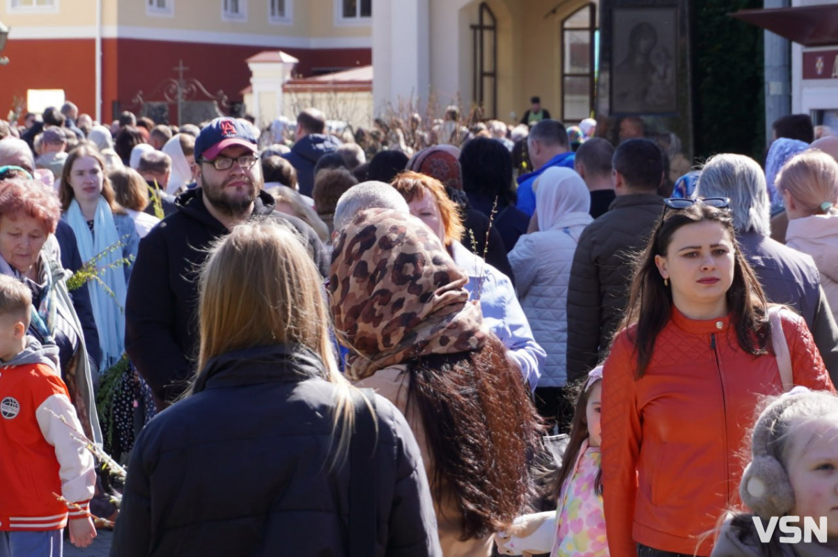 У Луцьку на Вербну неділю біля собору утворилися величезні черги