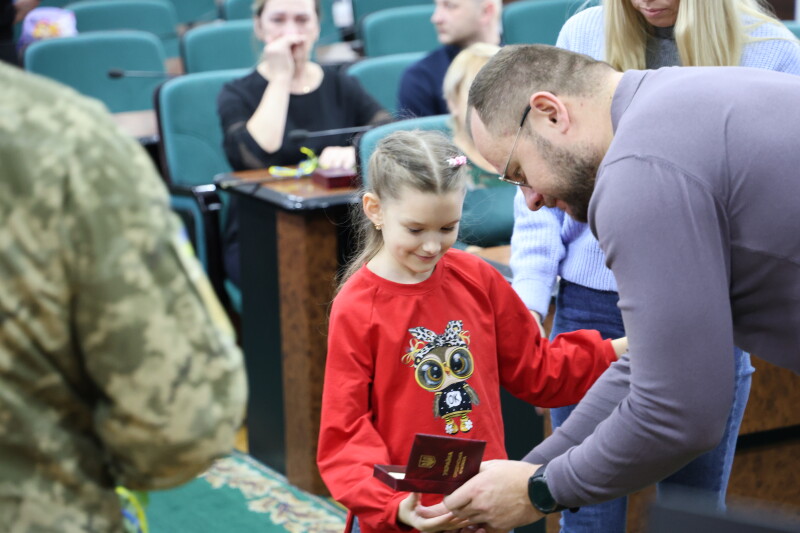 У Луцьку рідним загиблих Героїв вручили їхні посмертні нагороди. Фото