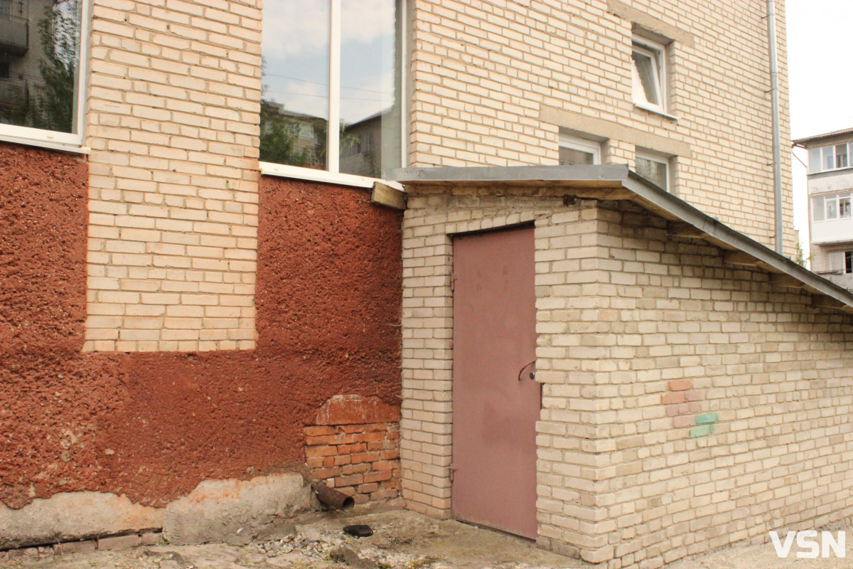 Поруч консервація, безхатьки і дзеркала деінде: як функціонують укриття навчальних закладів у Луцьку