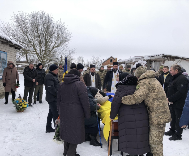 Ще зовсім недавно приїжджав у відпустку, а зараз зустріли «на щиті»: на Волині попрощалися із захисником Віталієм Рабчуном