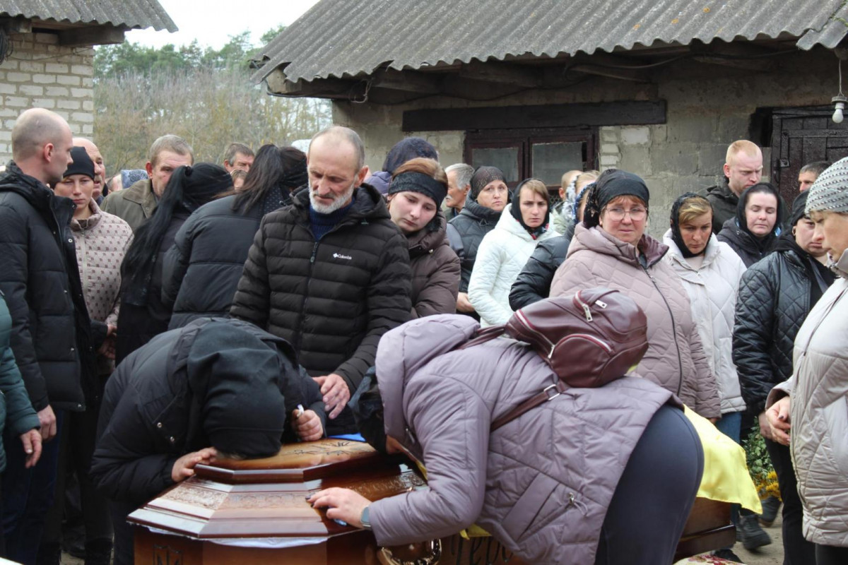 Маленький син ніколи більше не побачить тата: на Волині попрощалися з Героєм Миколою Мясковським