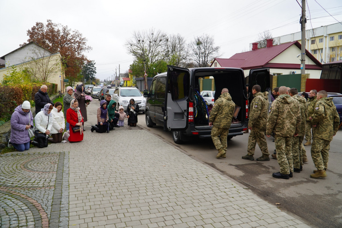 Загинув від важких поранень: на Волині попрощалися із штаб-сержантом Олександром Новосадом