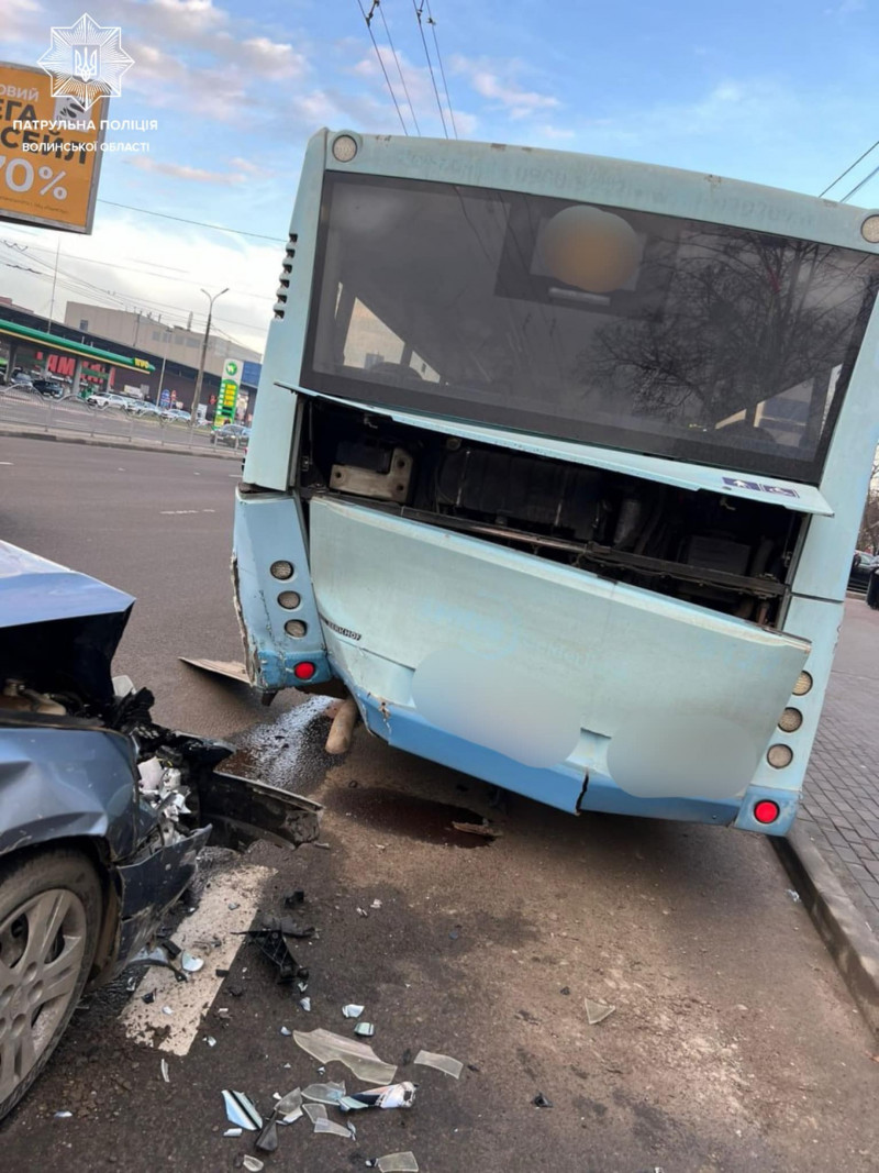 Водій «Кіа» в'їхав у маршрутку: деталі ранкової ДТП у Луцьку