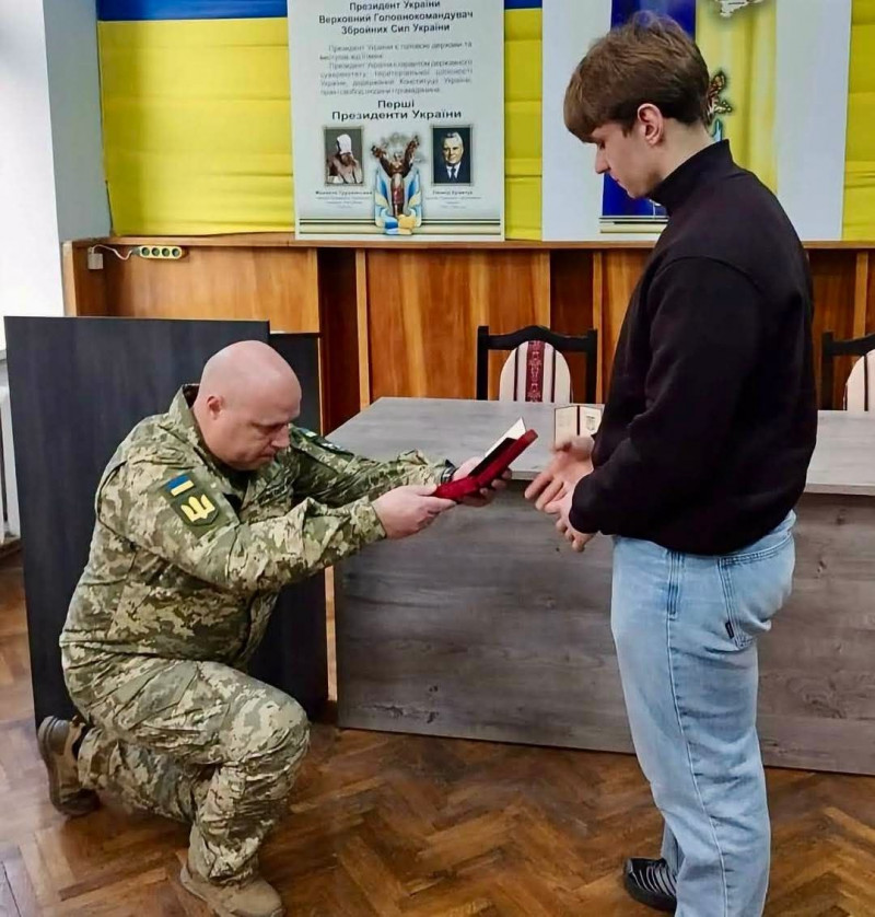 Родинам двох полеглих Захисників із Волині передали їхні посмертні нагороди