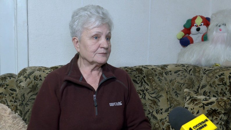 Прорвало стічну трубу: у Луцьку через замерзлий лід у стояку затопило під'їзд