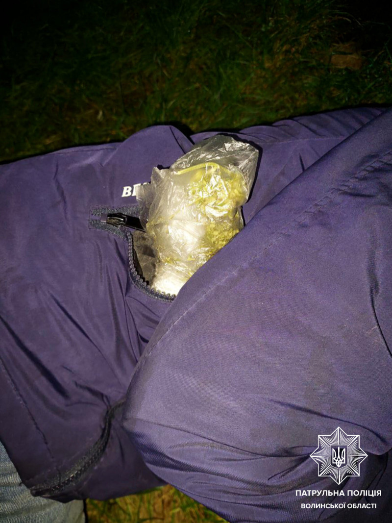 «Приліг відпочити» на подвір'ї у знайомої: у ковельчанина поліція знайшла наркотики