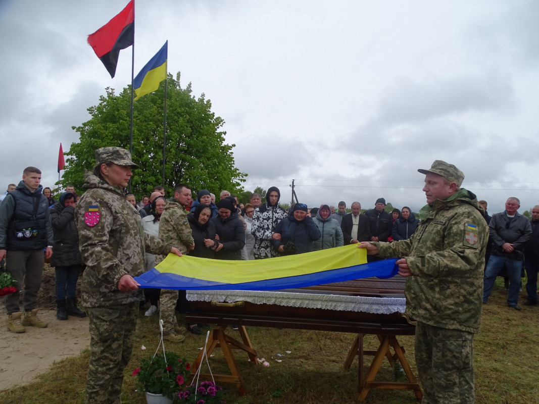 Повернувся до рідного дому «на щиті»: на Волині в останню дорогу провели Героя Сергія Гручину