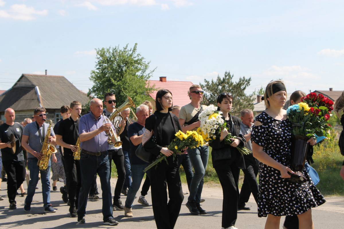 Дві донечки ніколи більше не побачать татка: напередодні Великодня на Волині попрощались з Героєм Олександром Муковським