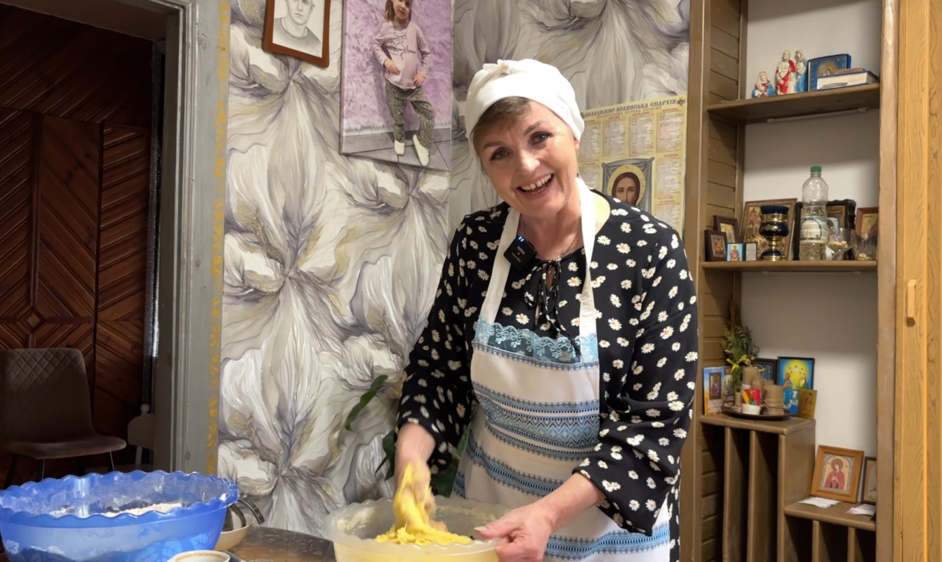 Прикордонниця з Волині пече паски за старовинним рецептом бабусі для рідних і колег