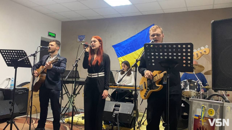 Голос музики у центрі Луцька: хто такий Іван Куцов і чому він співає щовечора