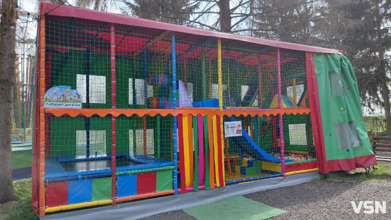 Які атракціони працюють у центральному парку Луцька та яка вартість квитків?