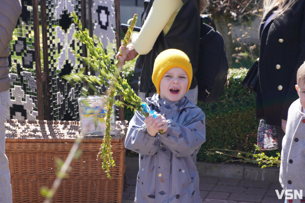 Сотні вірян прийшли освячувати вербу у головний собор Луцька. Фоторепортаж