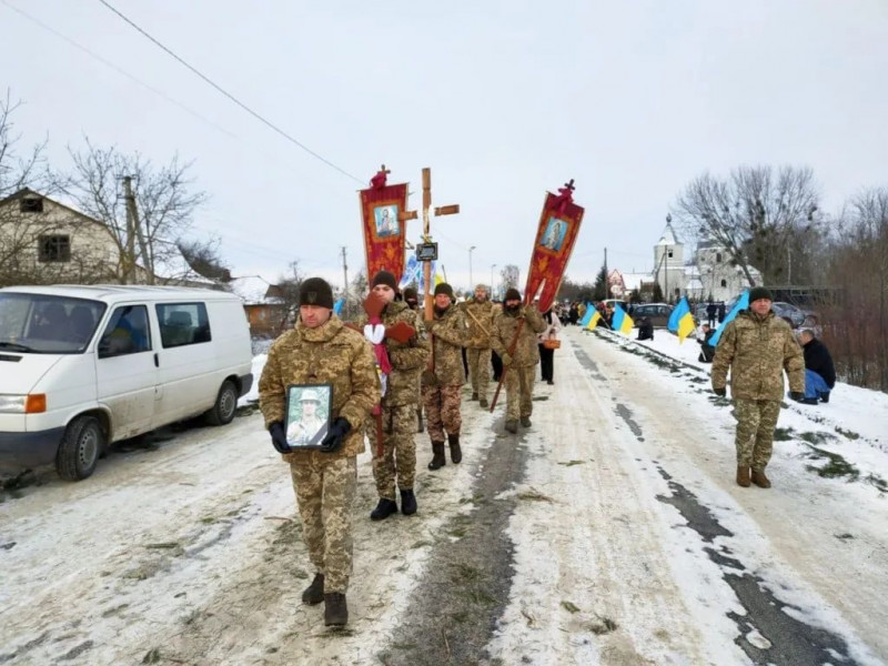 Матір бігла назустріч своєму сину: на Волині поховали Героя Олександра Гапонюка. Фото