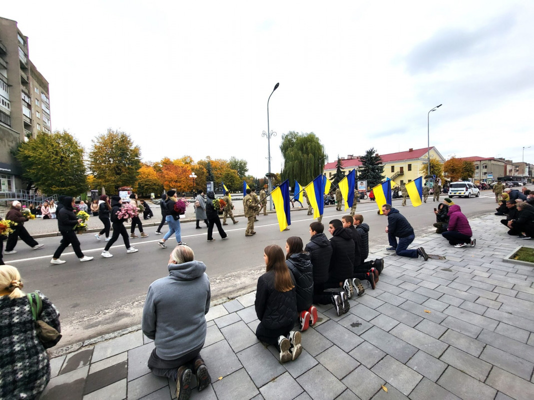 Один син - у полоні, інший - на передовій: на Волині попрощалися із  Героєм Ярославом Богданом