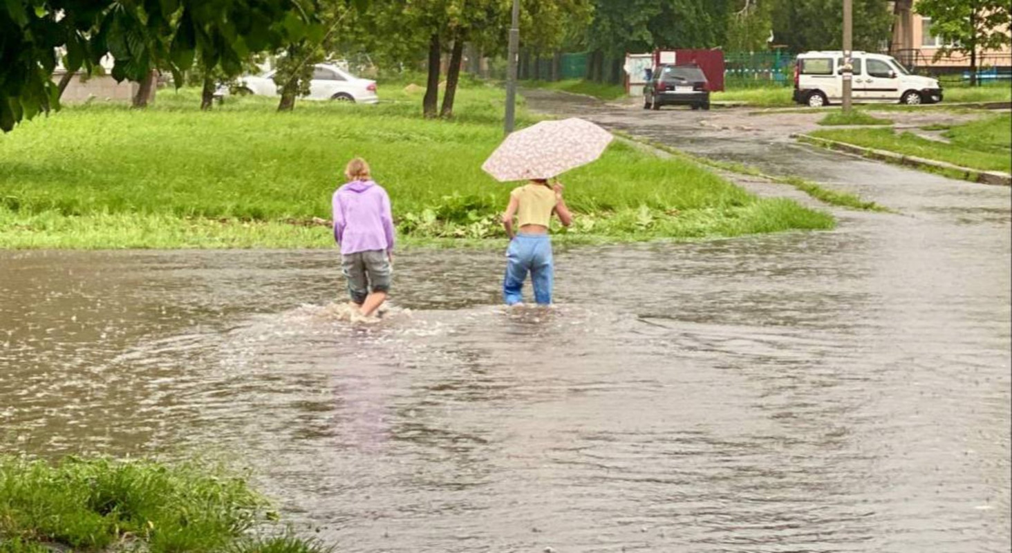 Злива з градом та затопленні вулиці: Львівщину накрила негода. Фото