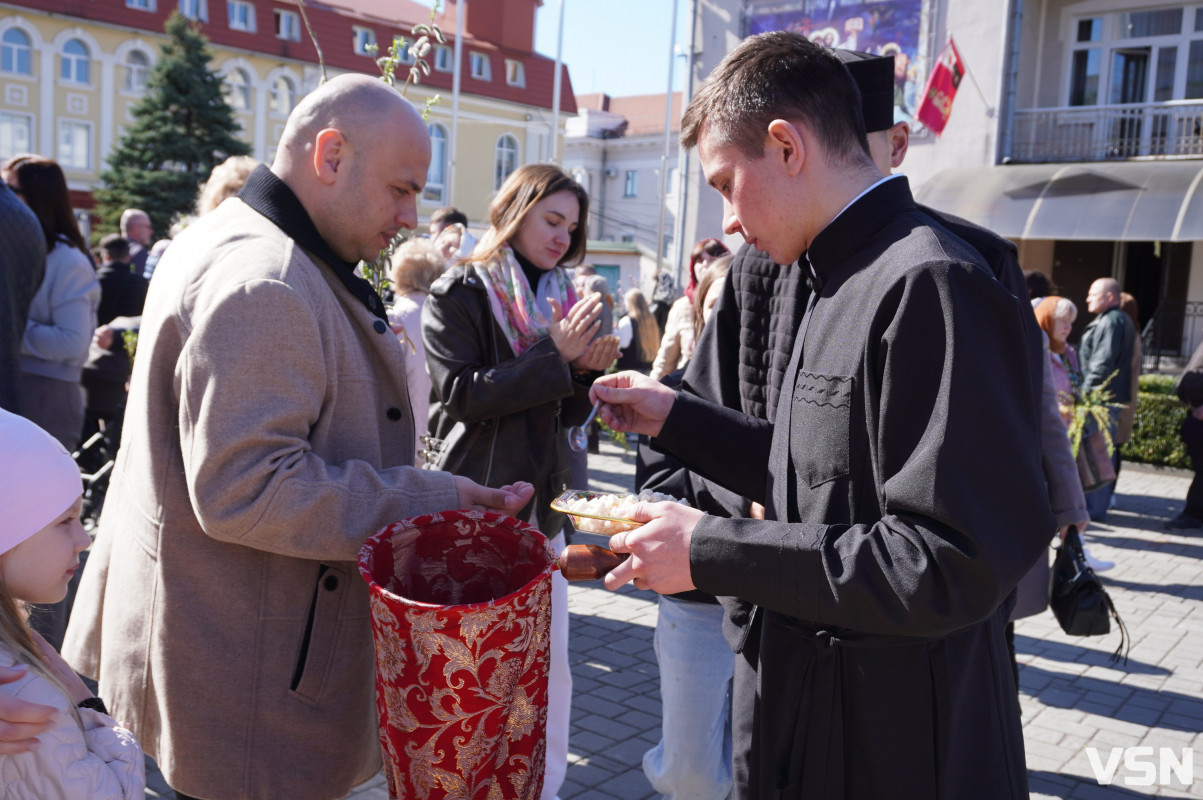 Сотні вірян прийшли освячувати вербу у головний собор Луцька. Фоторепортаж