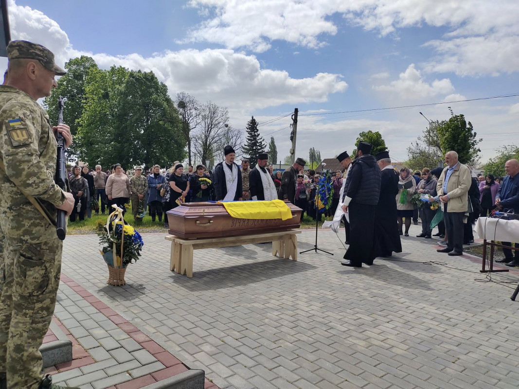 Весільний коровай ділили на кладовищі: на Волині в останню путь провели 26-річного Героя Михайла Рогу