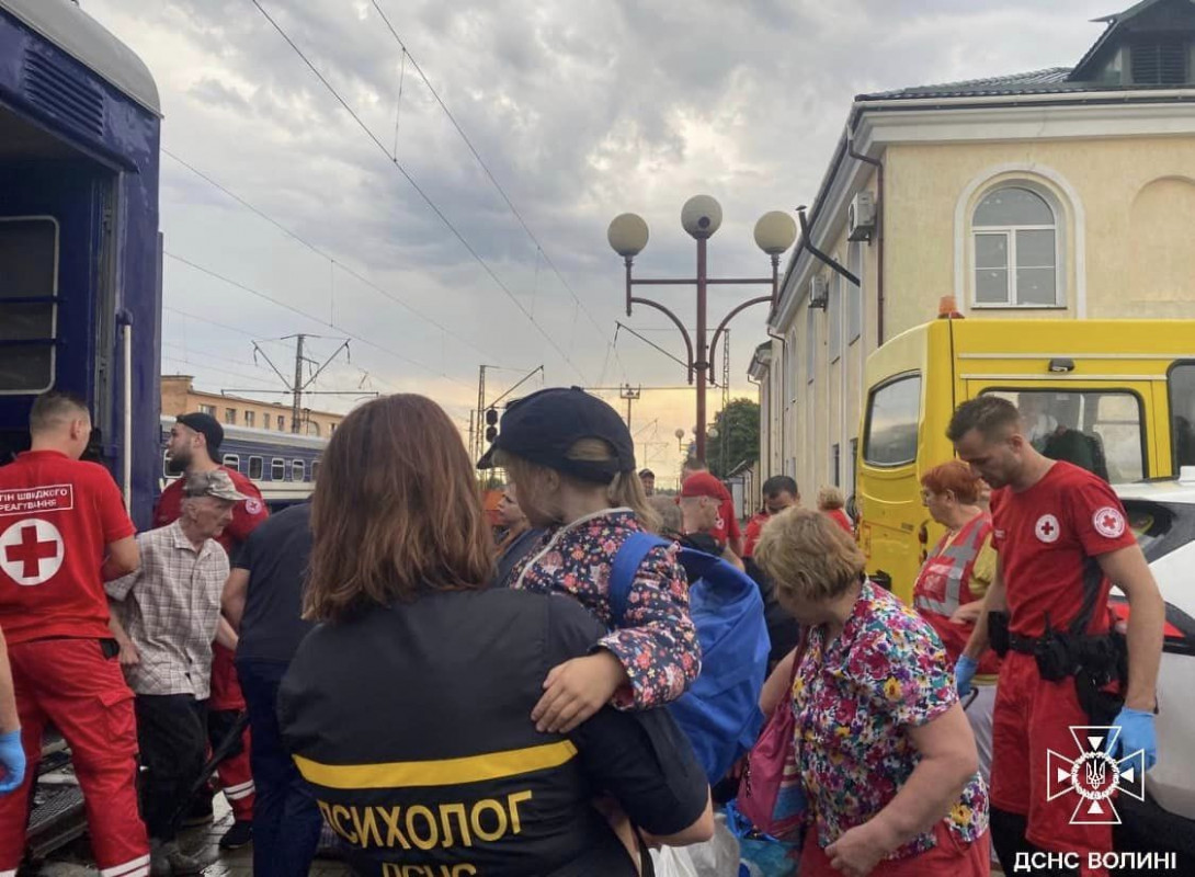 Волинські рятувальники зустріли черговий евакуаційний потяг з Донеччини