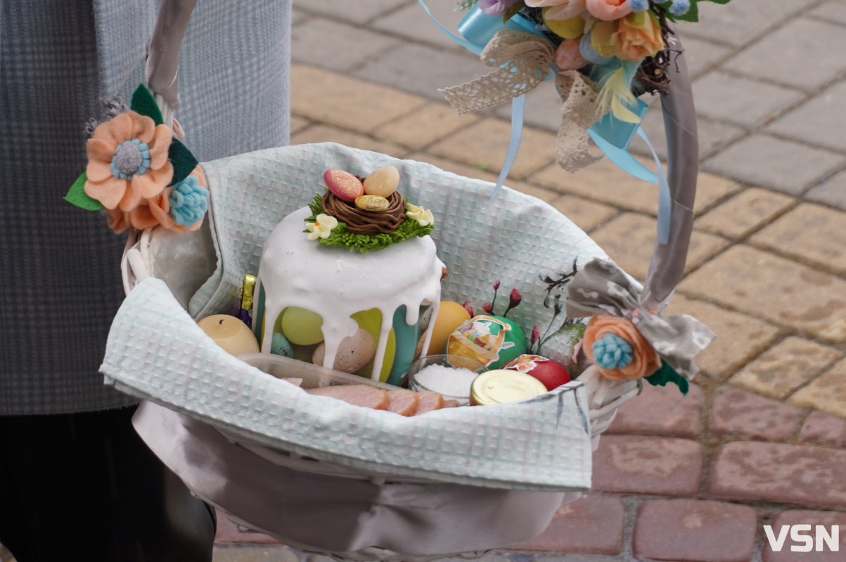 Як у Луцьку освячують Великодні кошики? Фоторепортаж