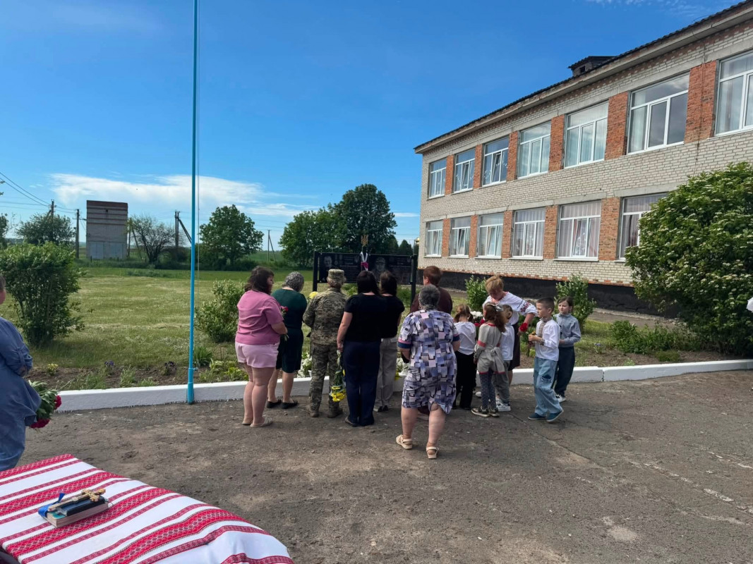 У школі на Волині відкрили меморіальну дошку випускнику-Герою Віталію Подзізею