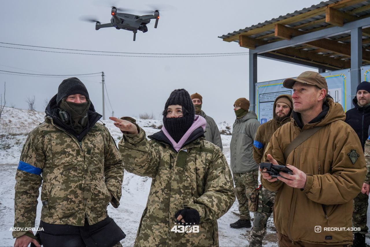 Вогонь, дрони та такмед: у Луцьку понад сотню цивільних навчали військової справи