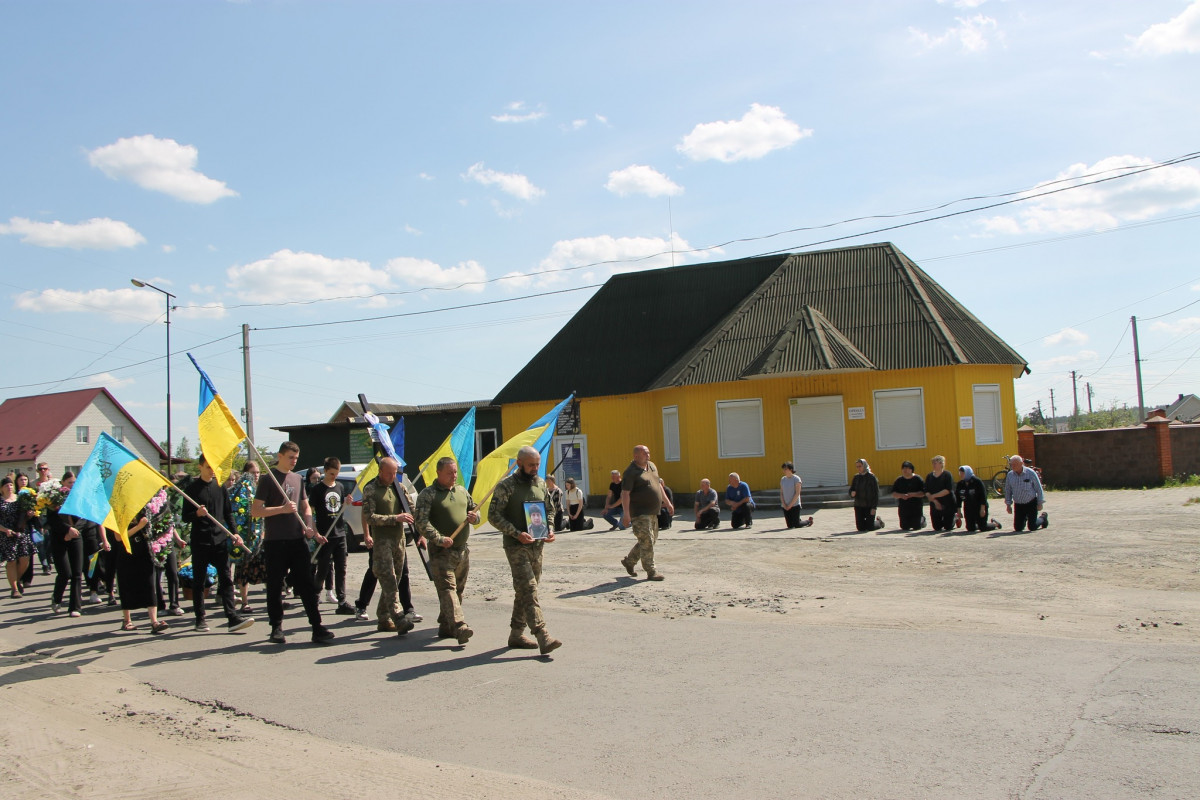 Дві донечки ніколи більше не побачать татка: напередодні Великодня на Волині попрощались з Героєм Олександром Муковським