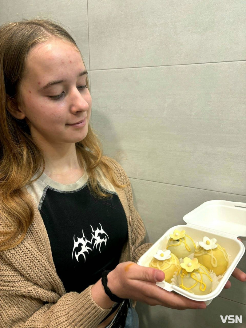 Торти, моті та зефір: як школярка з Луцька перетворила хобі на заробіток