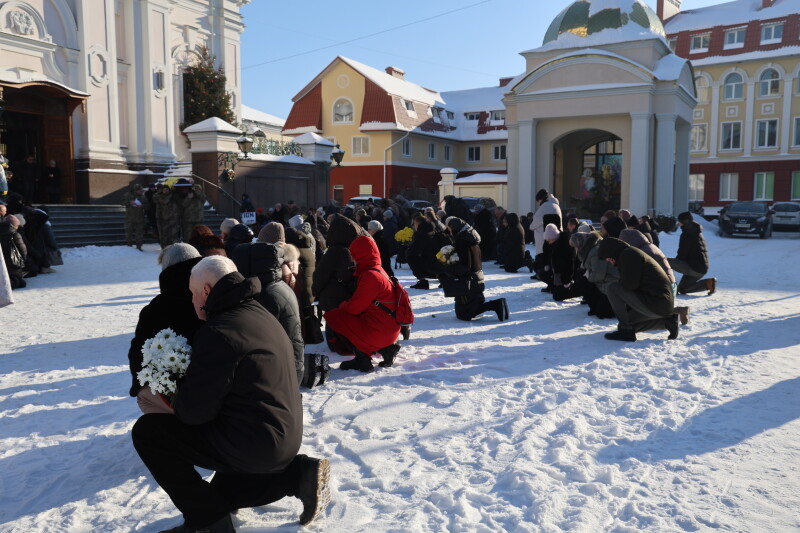 Поховання в день народження: у Луцьку попрощалися з воїном Іваном Прокопцем