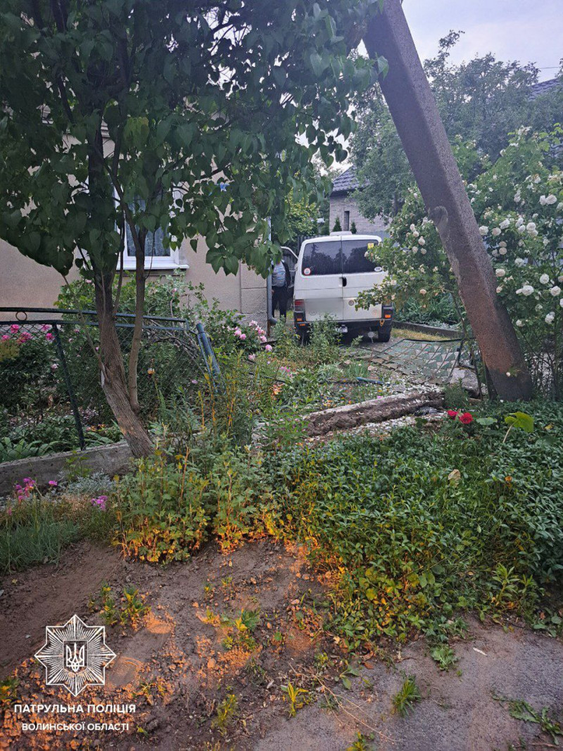 Аварія у Луцьку: п'яний водій зніс огорожу і заїхав у приватний двір