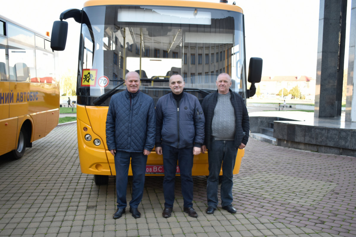 П’ять громад Волині отримали нові шкільні автобуси