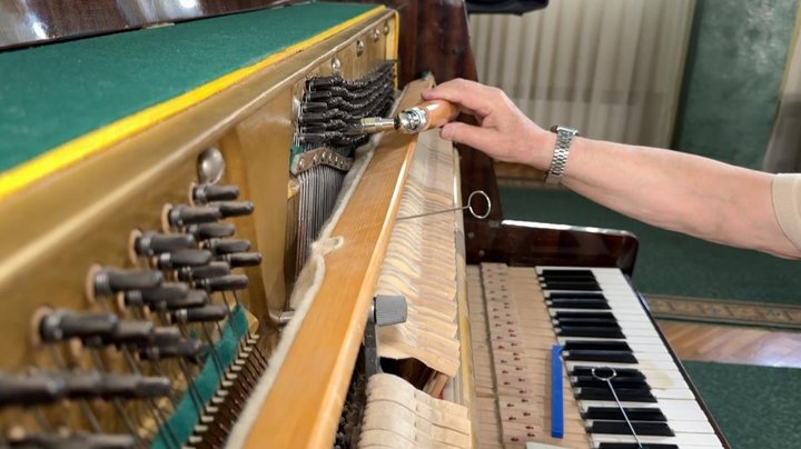 76-річний майстер з Луцька, який «оживляє» фортепіано: історія Олександра Мізюка