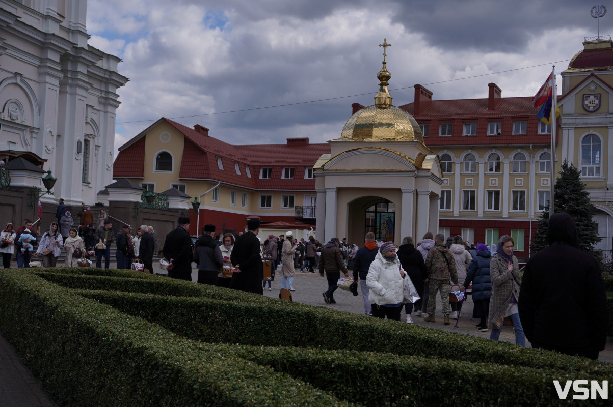 Як у Луцьку освячують Великодні кошики? Фоторепортаж