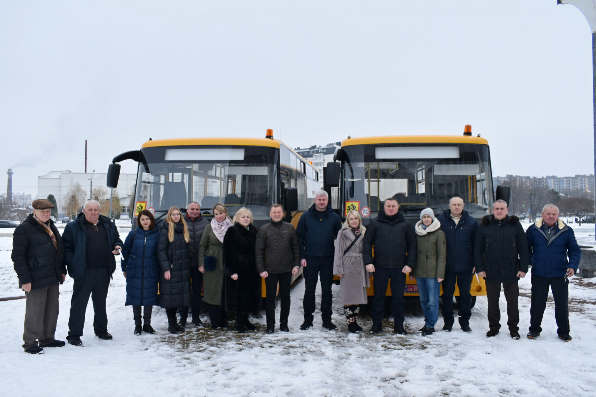 Три громади Волині отримали шкільні автобуси