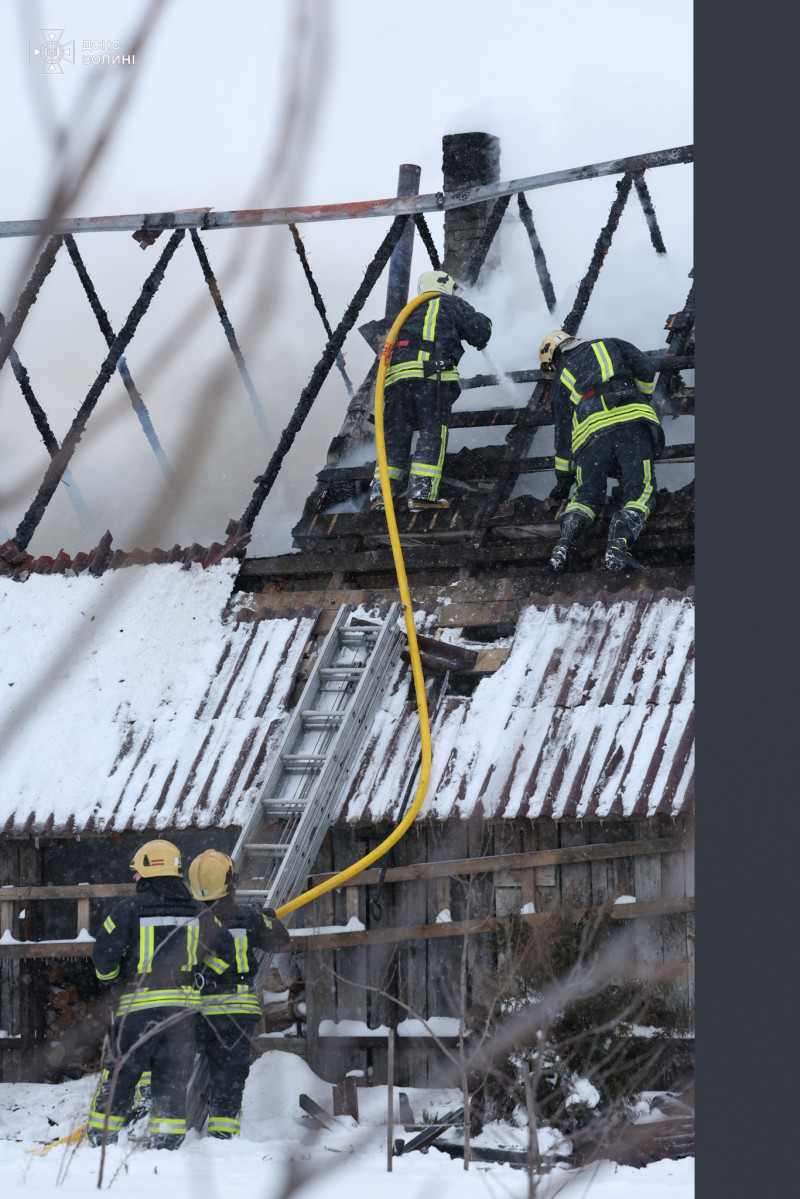 На Волині полум’я з хліва ледь не знищило житловий будинок
